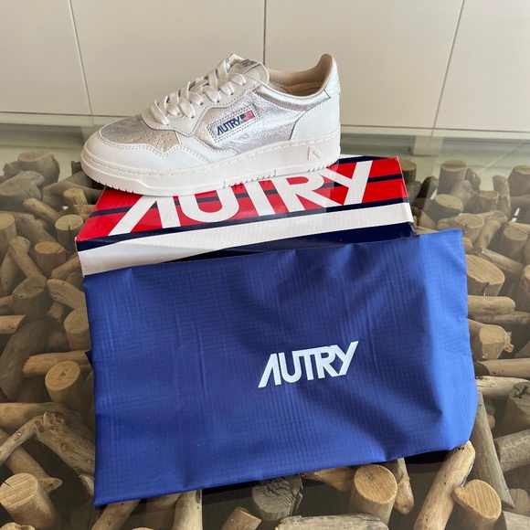 AUTRY MEDALIST Low Top Silver Leather Sneakers - Picture 8 of 9